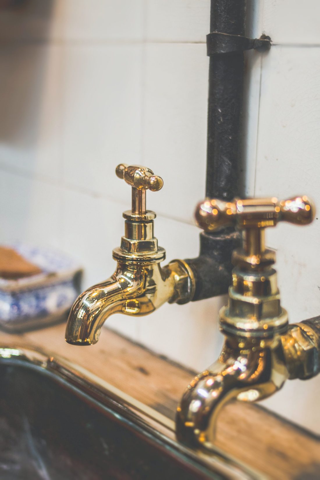 shallow-focus-photography-of-gold-faucets-1021872